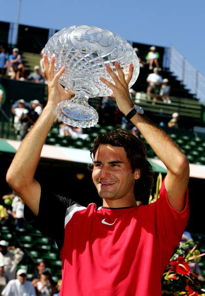 La rivincita dello svizzero arriva sempre a Miami il 3 aprile 2005 (2-6 6-7 7-6 6-3 6-1). Qua Federer solleva al cielo il premio del vincitore. Afp
